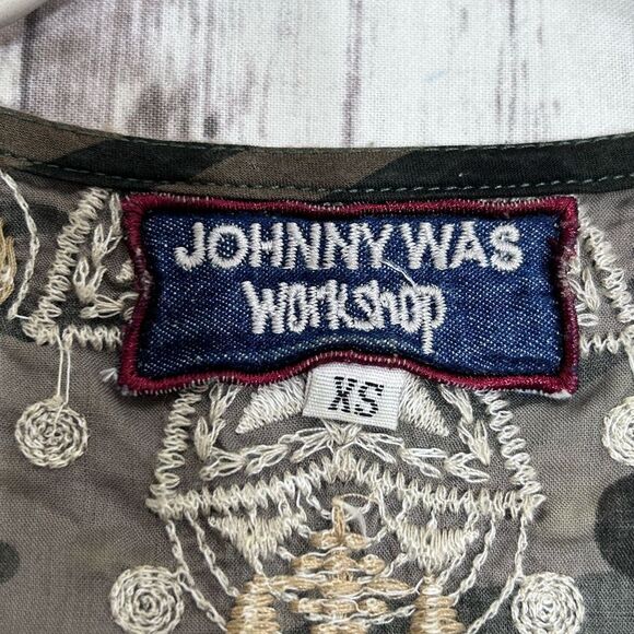 Johnny Was Workshop Terazza Embroidered Camo Print Top - Picture 5 of 7